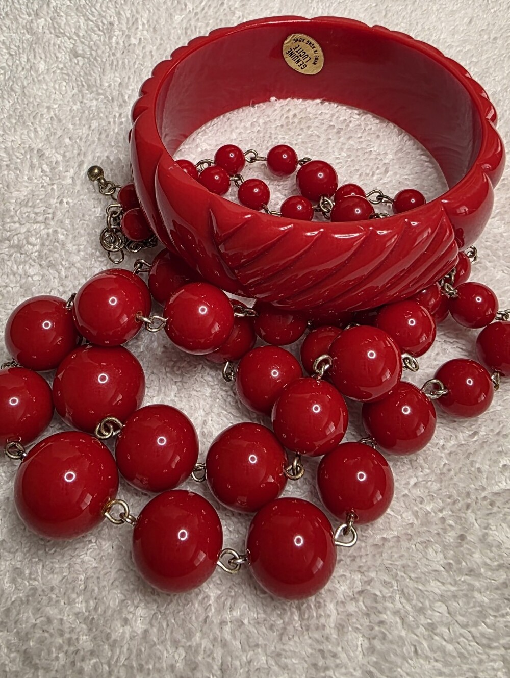 Bright Red Lucite/Acrylic Jewelry Bundle- 1 Necklace & 1 Bangle - Picture 10 of 11